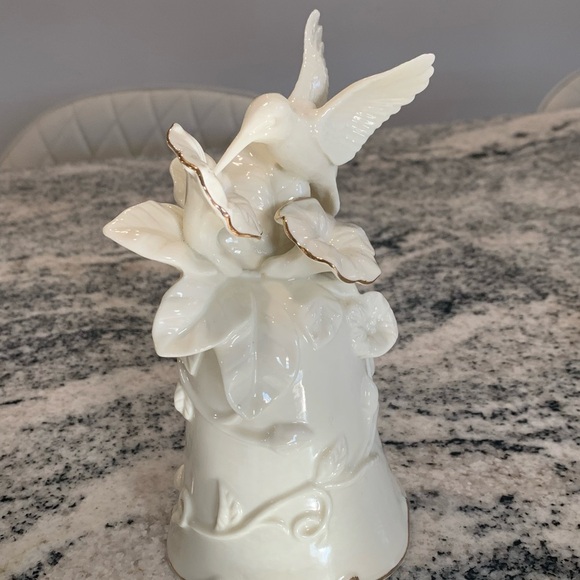 1995 Enesco,Everything is Beautiful
Musical"Bell, music, wedding gift, Family - Picture 5 of 9